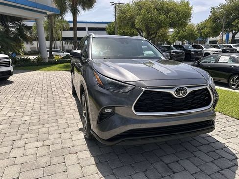 Used 2024 Toyota Highlander XLE FWD image 17