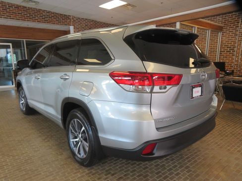 Used 2018 Toyota Highlander XLE AWD/4WD image 6