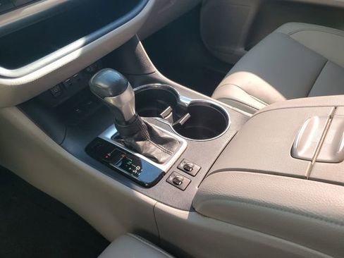 Used 2019 Toyota Highlander XLE image 18