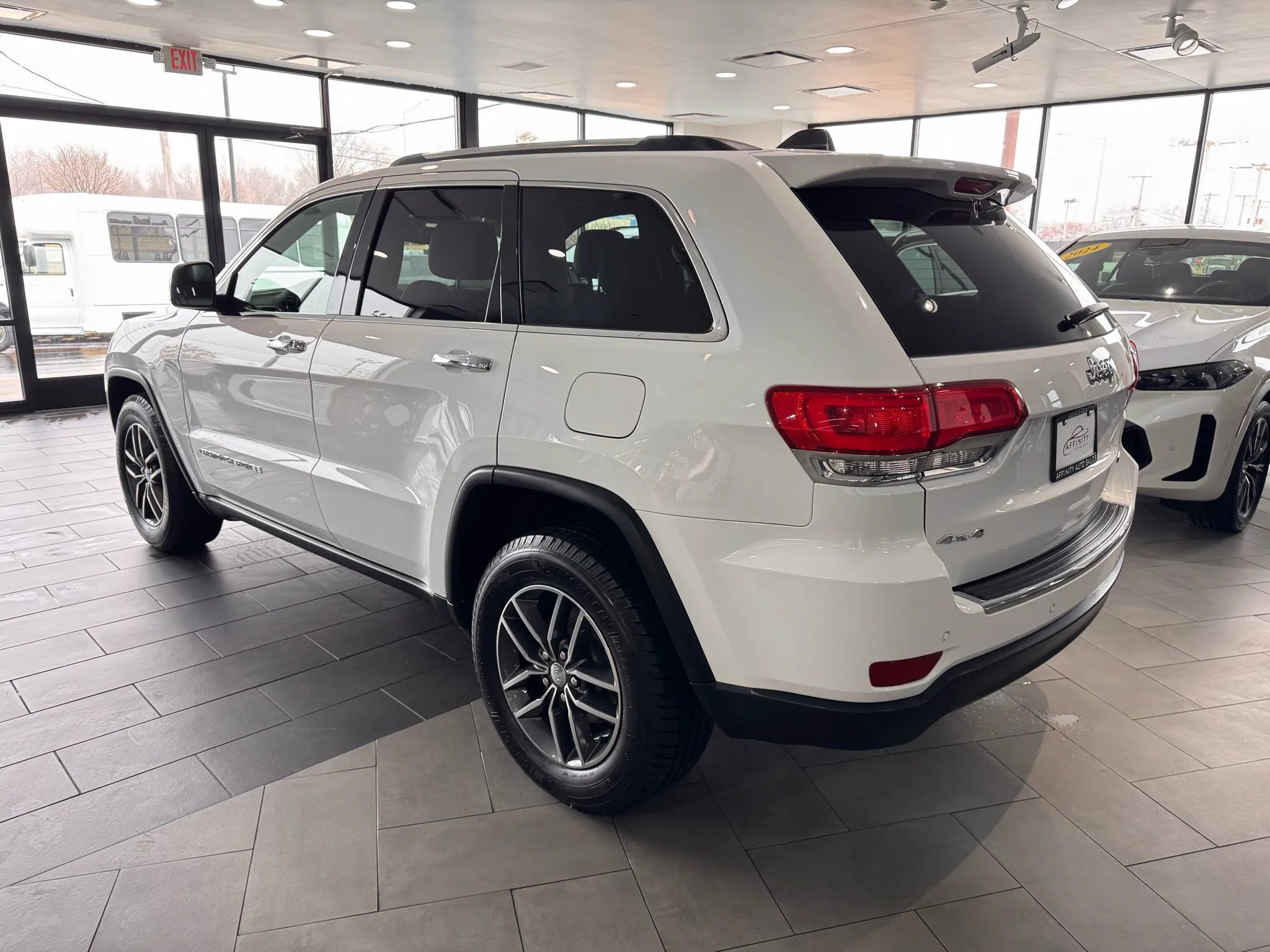 Used 2018 Jeep Grand Cherokee Limited AWD/4WD image 3