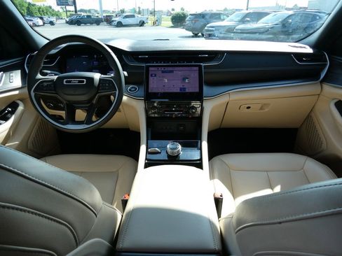 Used 2023 Jeep Grand Cherokee L Limited AWD/4WD image 23