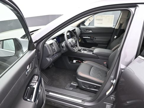 New 2026 Nissan Pathfinder Platinum FWD image 10