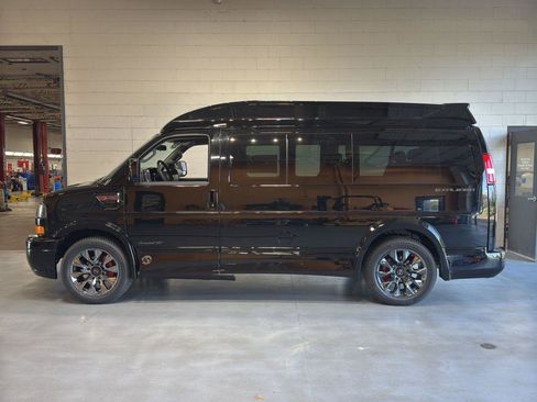 New 2025 GMC Savana 2500 image 2