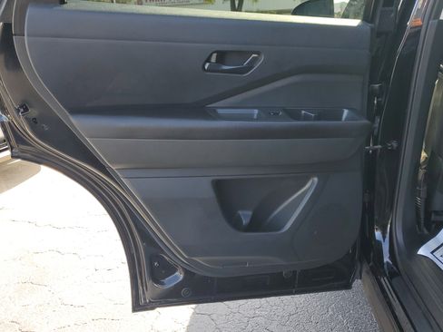 Used 2024 Nissan Pathfinder SV image 10