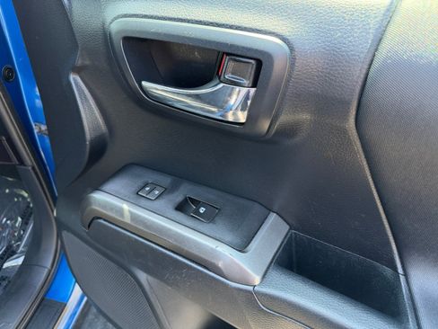 Used 2018 Toyota Tacoma TRD Off-Road w/ Technology Package AWD/4WD image 16