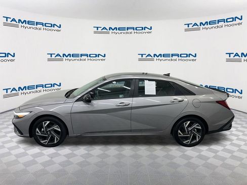 Used 2025 Hyundai Elantra SEL FWD image 2