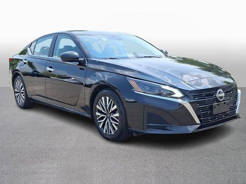Used 2024 Nissan Altima 2.5 SV FWD image 3