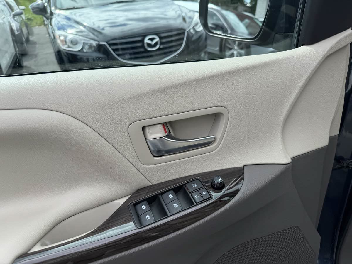 Used 2018 Toyota Sienna XLE Premium FWD image 33