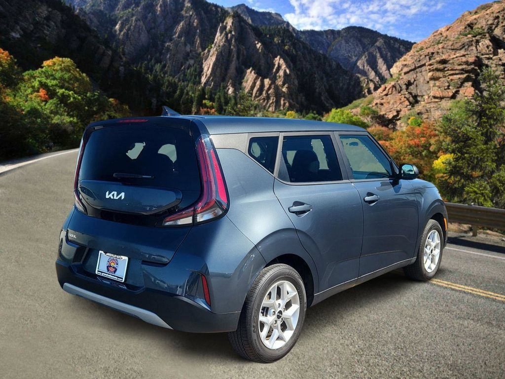 Used 2025 Kia Soul LX w/ LX Technology Package FWD image 3