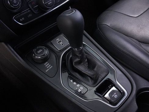 Used 2019 Jeep Cherokee Limited image 44