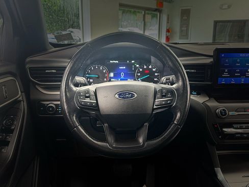 Used 2020 Ford Explorer XLT w/ Equipment Group 202A AWD/4WD image 14