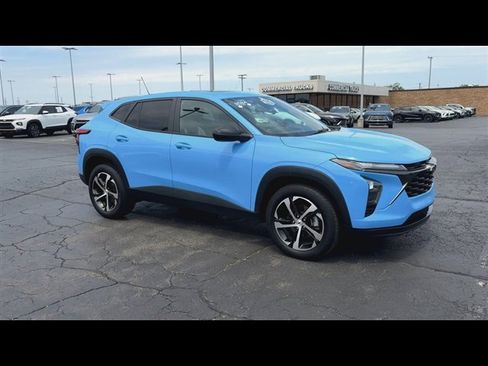 Used 2024 Chevrolet Trax RS w/ Sunroof Package FWD image 2