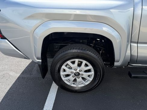 Used 2025 Toyota Tacoma SR5 AWD/4WD image 13