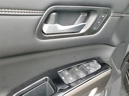 Used 2024 Nissan Pathfinder Platinum image 11