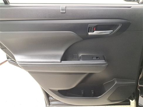 Used 2023 Toyota Highlander XLE image 14