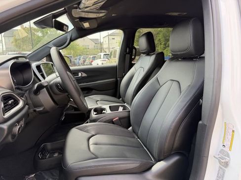 New 2026 Chrysler Voyager LX image 14