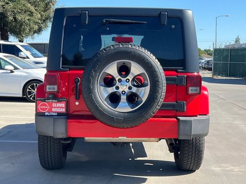 Used 2018 Jeep Wrangler Unlimited Sahara AWD/4WD image 8