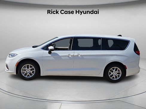 Used 2023 Chrysler Pacifica Touring-L image 3