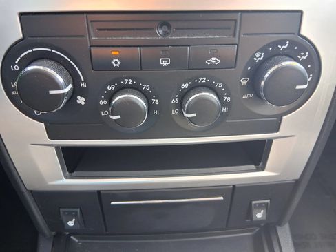Used 2009 Chrysler 300 C RWD image 17