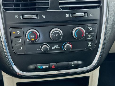 Used 2019 Dodge Grand Caravan SE w/ UConnect Hands-Free Group FWD image 12