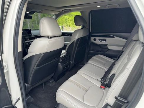 Used 2024 Honda Pilot Touring image 10