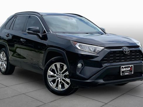 Used 2021 Toyota RAV4 XLE Premium FWD image 3