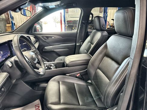 Used 2025 Chevrolet Traverse LT FWD image 12