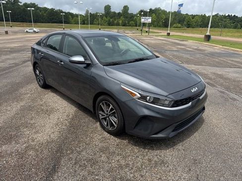 Used 2022 Kia Forte LXS w/ LXS Technology Package FWD image 3