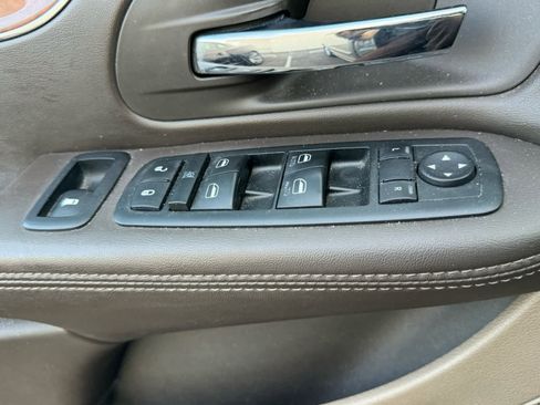 Used 2013 Chrysler Town & Country Touring image 9