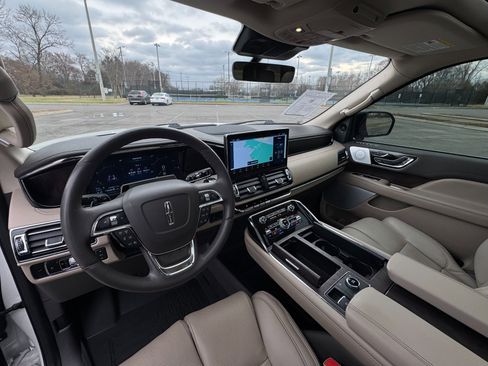 Used 2024 Lincoln Navigator L Reserve image 18