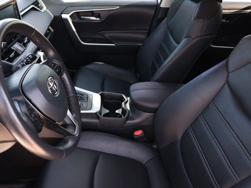 Used 2021 Toyota RAV4 XLE Premium image 15