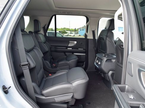 New 2025 Ford Expedition Platinum w/ Driver's Package image 24