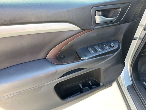 Used 2018 Toyota Highlander XLE AWD/4WD image 12