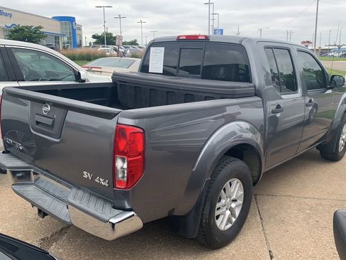 Used 2018 Nissan Frontier SV AWD/4WD image 2