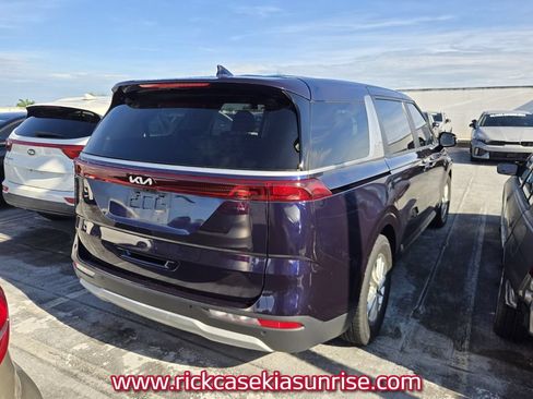 Used 2023 Kia Carnival LX FWD image 5