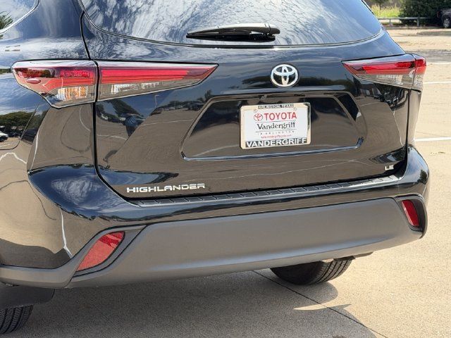 Used 2025 Toyota Highlander LE FWD image 5
