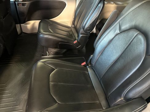 Used 2022 Chrysler Pacifica Touring-L FWD image 5