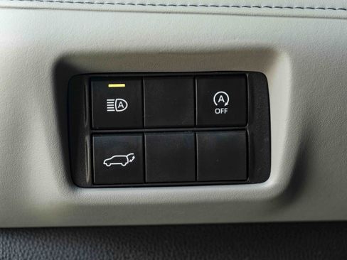 Used 2024 Toyota Highlander XLE FWD image 40