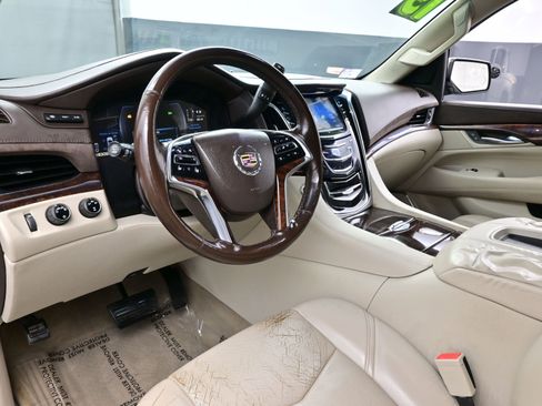 Used 2015 Cadillac Escalade Luxury image 12