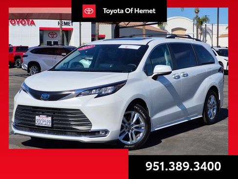 Used 2022 Toyota Sienna XLE image 1