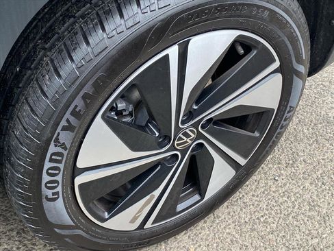 Used 2025 Volkswagen Taos SE image 23