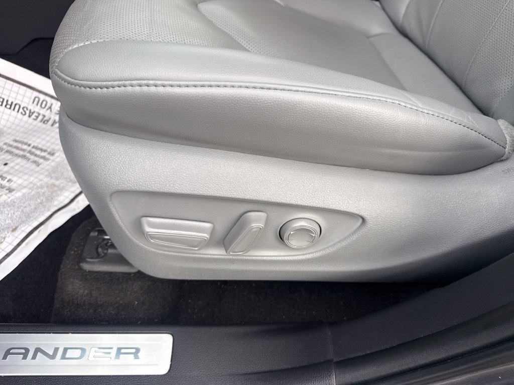 Used 2023 Toyota Highlander Limited AWD/4WD image 29