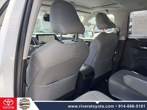 Used 2023 Toyota Highlander Bronze Edition image 16