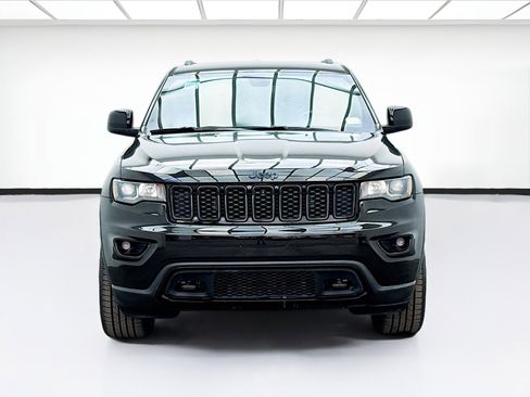 Used 2019 Jeep Grand Cherokee Laredo image 2