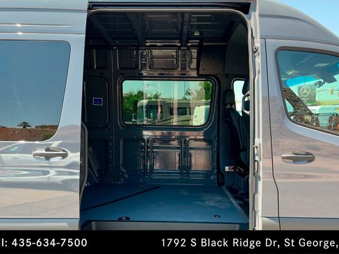 Used 2025 Mercedes-Benz Sprinter 2500 image 18