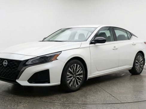 Used 2025 Nissan Altima 2.5 SV FWD image 3