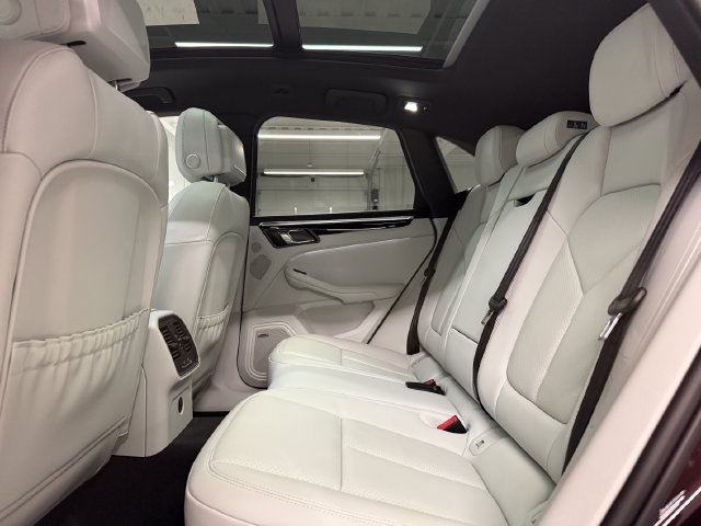 Certified 2026 Porsche Macan Turbo AWD/4WD image 32