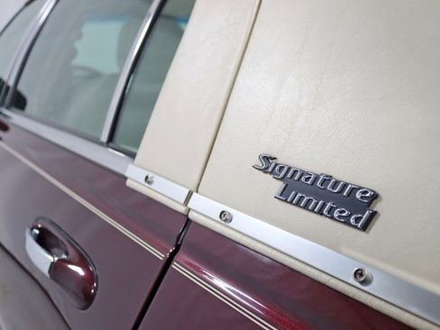 Used 2010 Lincoln Town Car Signature Limited RWD image 13