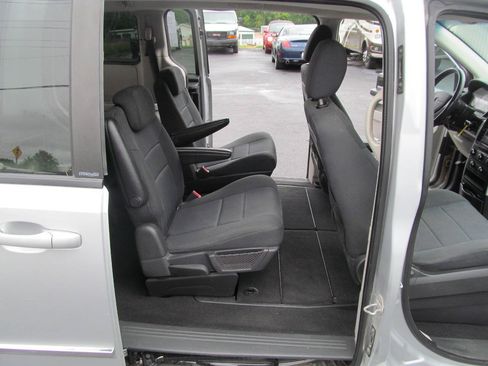 Used 2010 Dodge Grand Caravan SXT FWD image 16