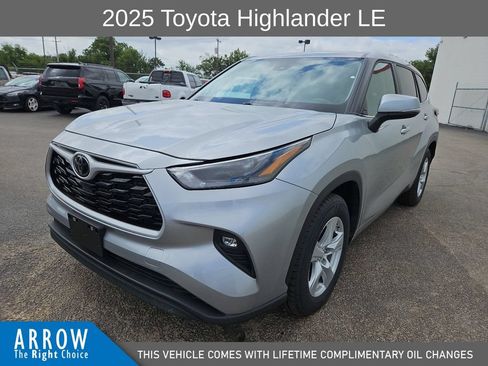 Used 2025 Toyota Highlander LE FWD image 4
